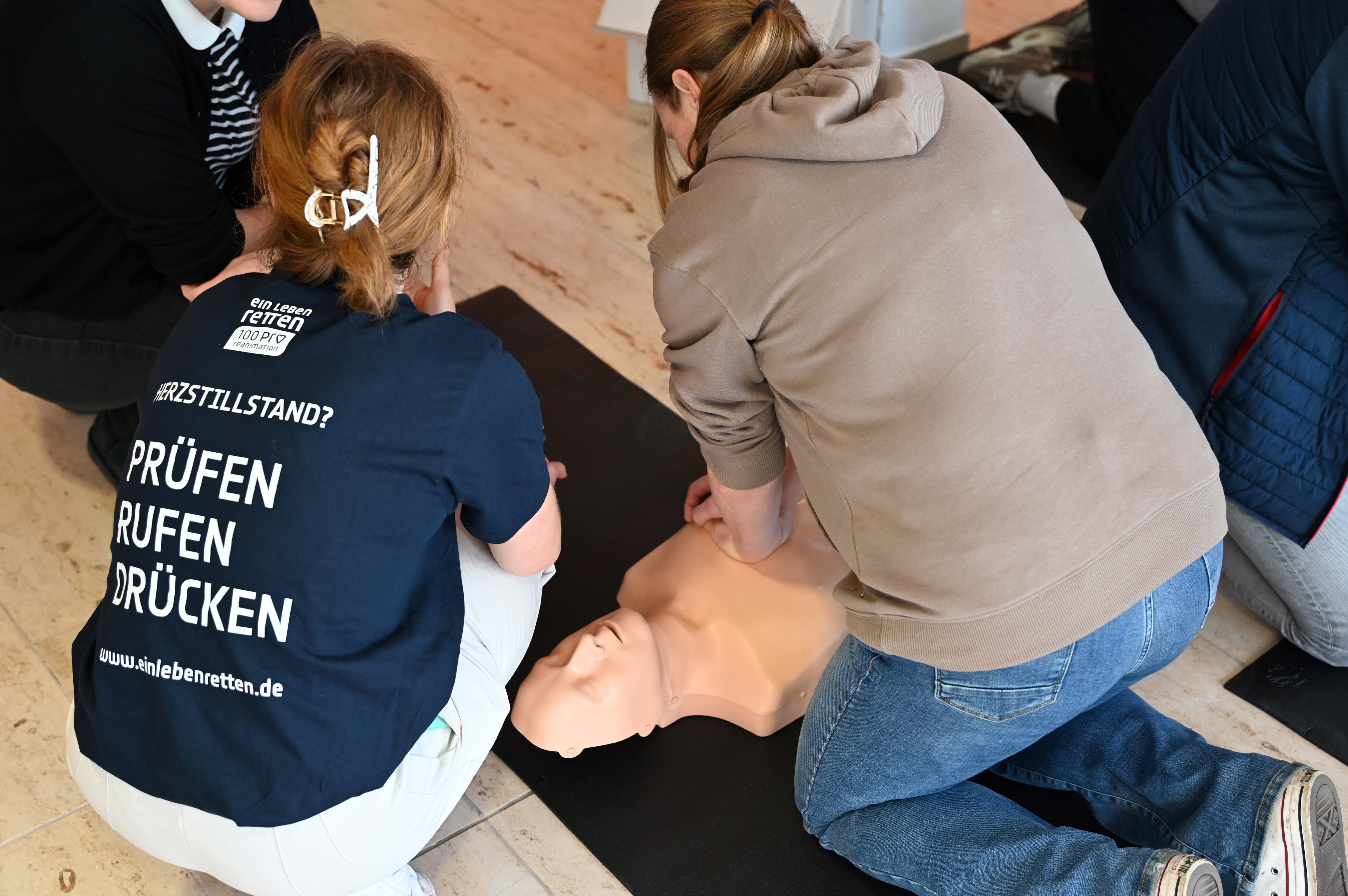 Jede Lehrkraft konnte an einer Reanimationspuppe die Herzdruckmassage üben. 