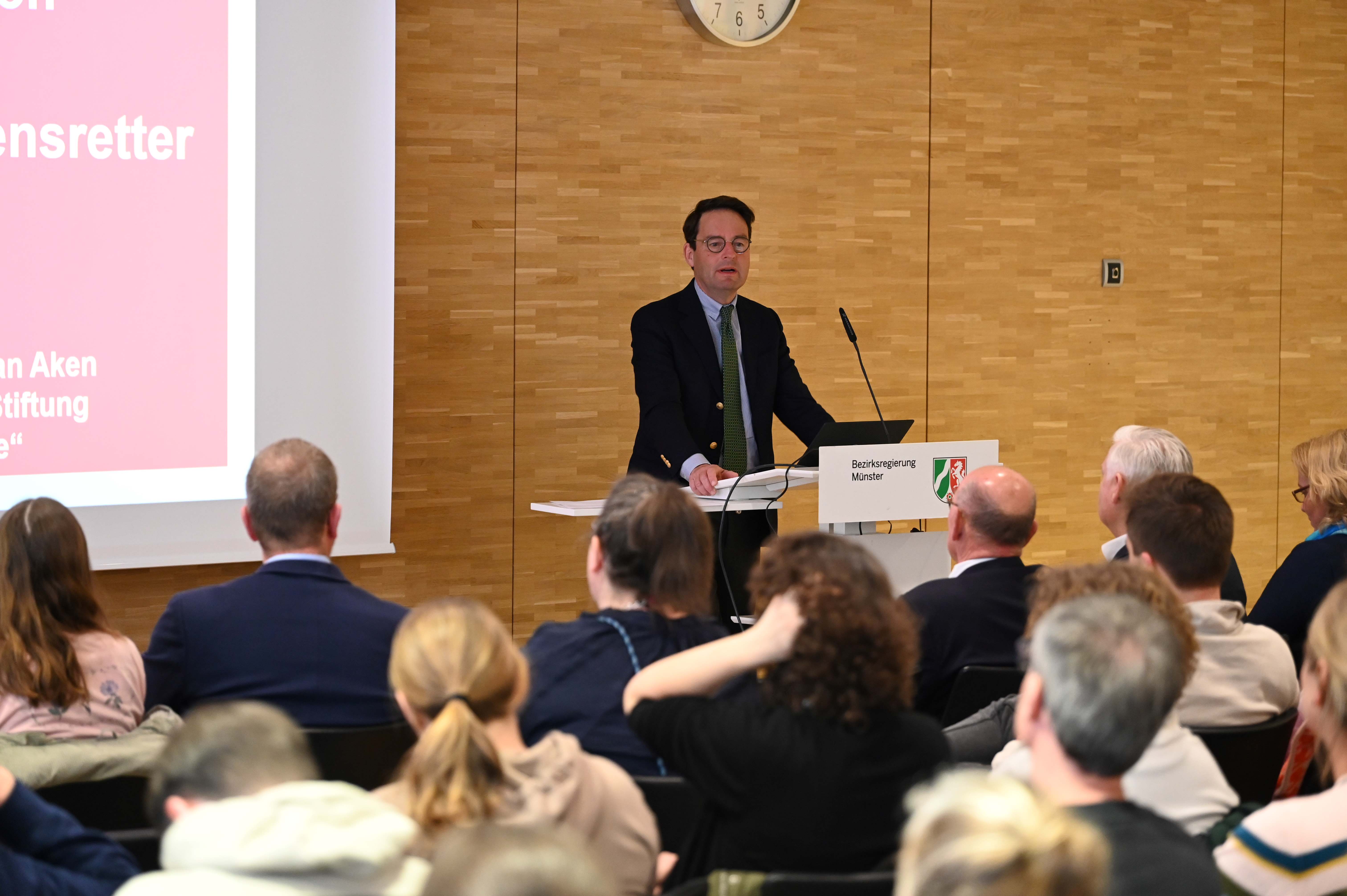 Portrait am Rednerpult