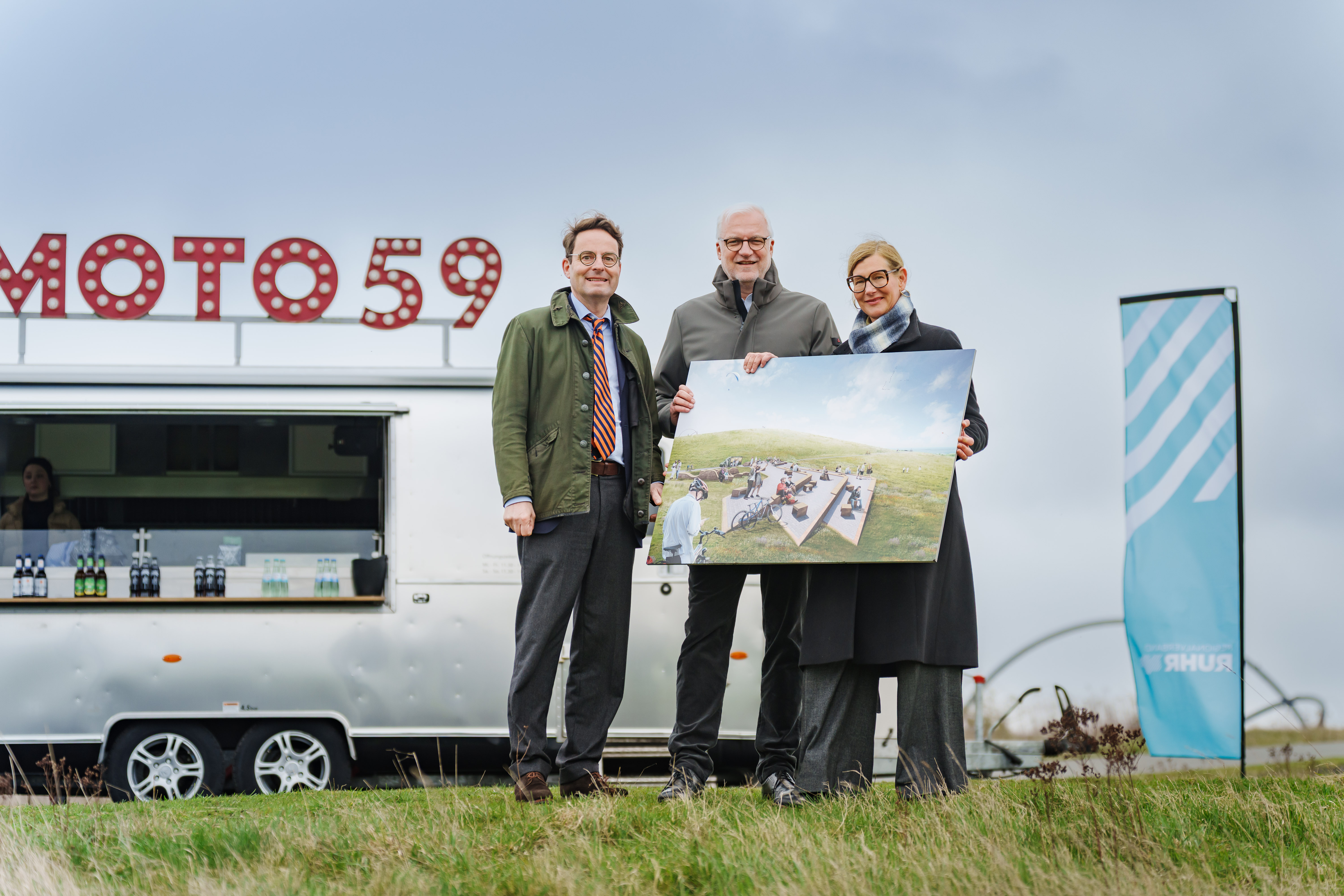 Freuen sich gemeinsam über die Förderung in Höhe von rund 1,2 Millionen Euro: v.l. Regierungspräsident Andreas Bothe, RVR-Regionaldirektor Garrelt Duin und RVR-Beigeordnete Nina Frense.