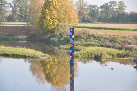 Der Wasserstand wird aus den Pegelständen der sechs Ems-Pegel und den acht Pegeln im Emseinzugsgebiet abgeleitet. 