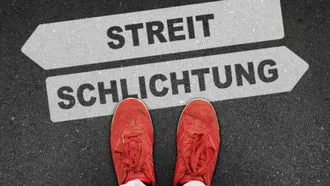 Ein Schild mit Streitschlichtung auf dem Boden