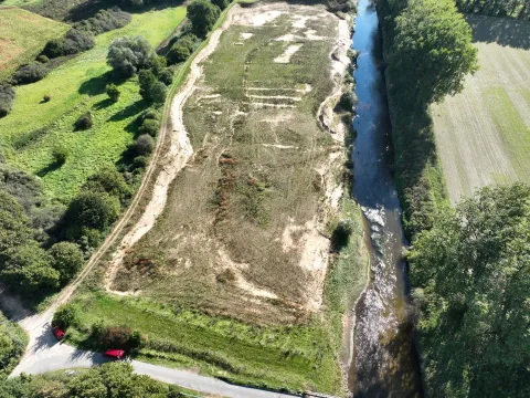 Blick auf den abgegrabenen Bereich nach Abschluss der Arbeiten, in dem sich zukünftig eigendynamisch ein Auwald entwickeln wird.