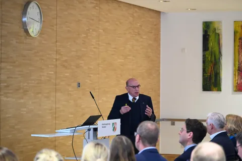 Portrait am Rednerpult