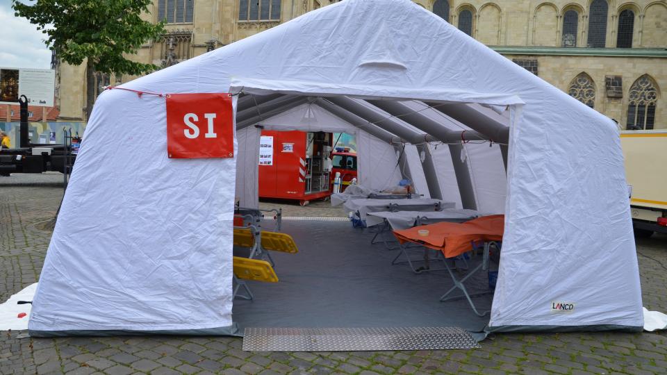 Aufgebauter Betreuungsplatz beim Feuer- und Katastrophenschutztag 2013 auf dem Domplatz in Münster