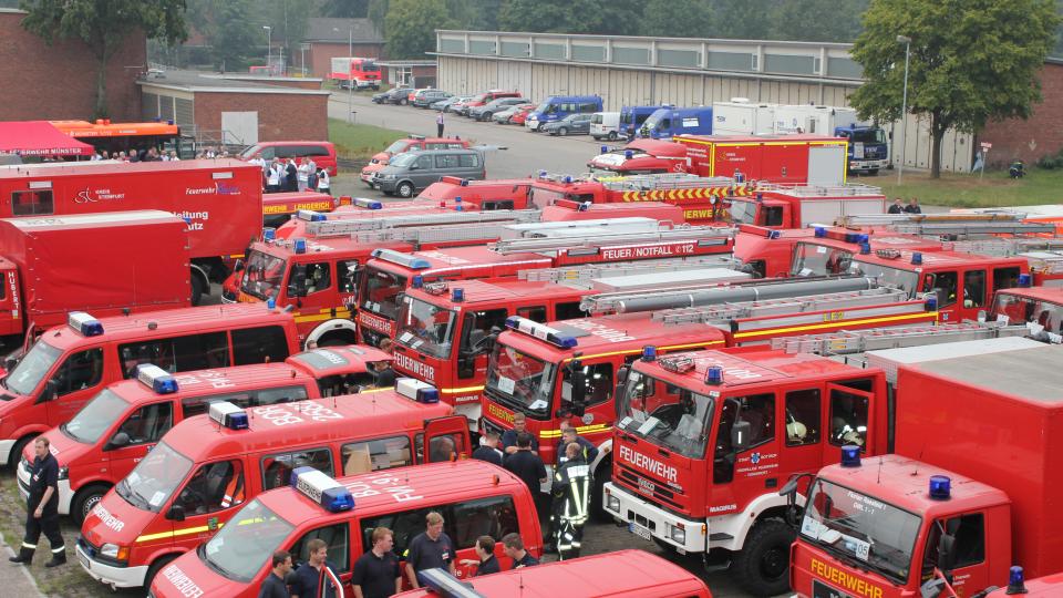 Einsatzfahrzeuge bei der Krisenübung „Feuerkonzert 2010“.