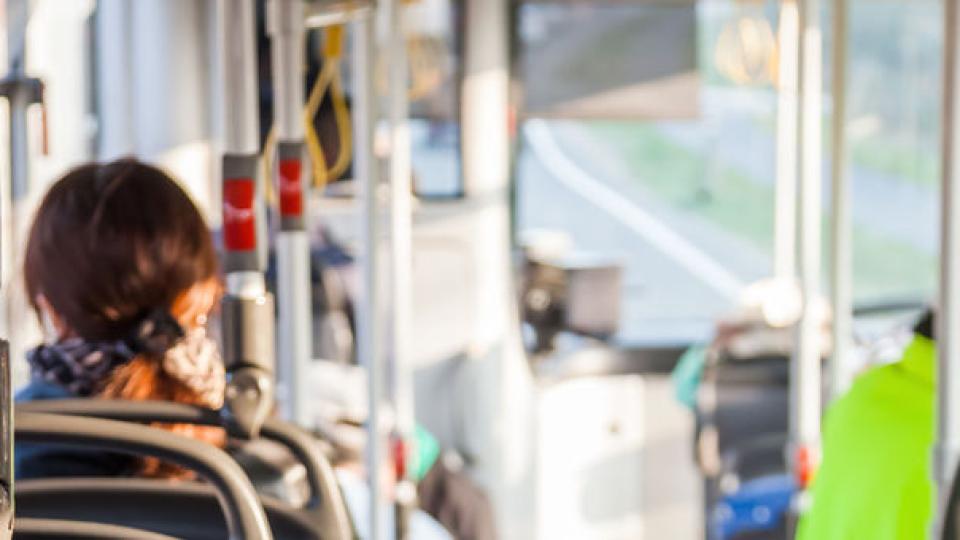 Passagiere in einem Linienbus