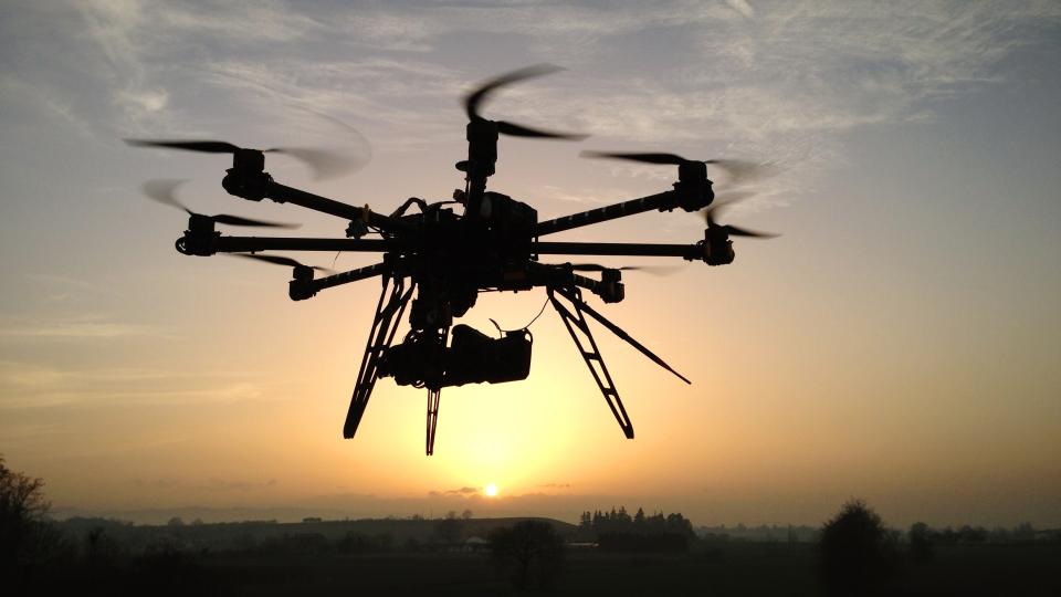 Drohne fliegt Richtung Sonnenuntergang