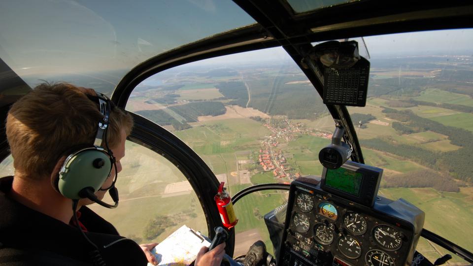 Hubschrauberpilot im Cockpit