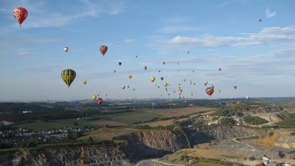Heißluftballone am Himmel