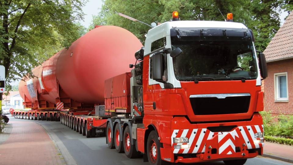 Schwertransporter auf der Straße