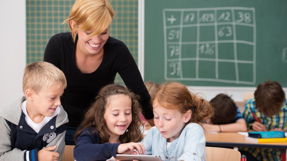 Lehrerin und Schüler lernen