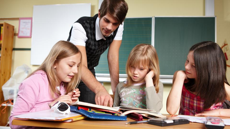 Lehrer erklärt Schülern etwas