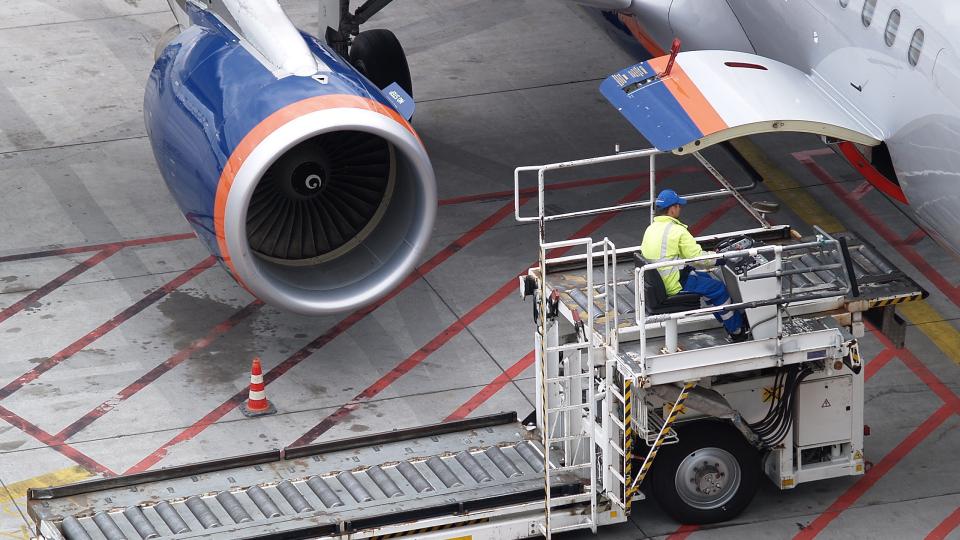 Gepäckband am Flugzeug