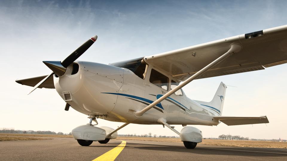 Flugzeug auf Rollfeld