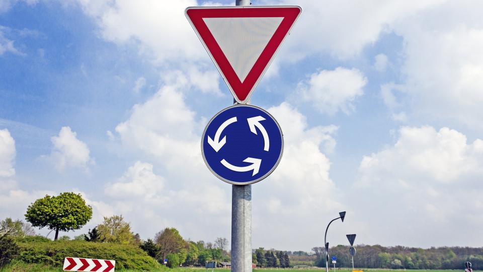 Verkehrshinweisschilder für Kreisverkehr und Vorfahrt achten