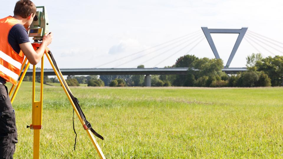Vermessungstechniker in der Landschaft