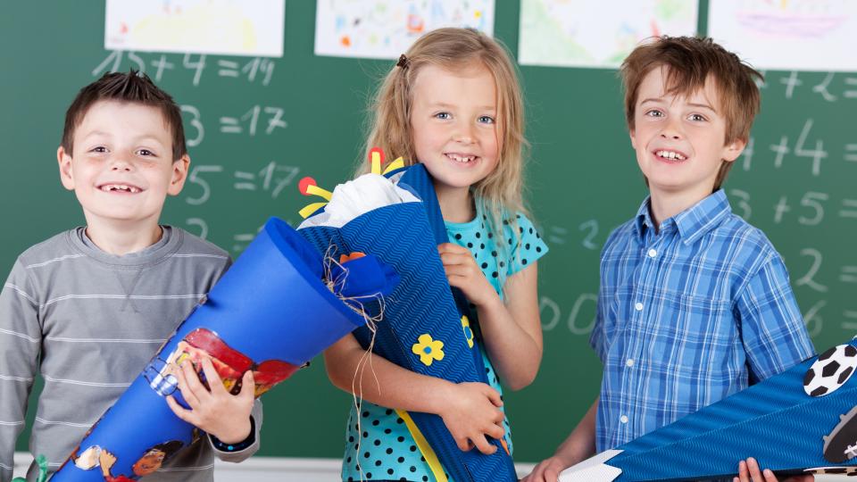 Drei Grundschulkinder mit Schultüten