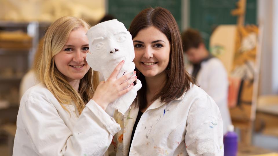 Schülerinnen im Kunstunterricht