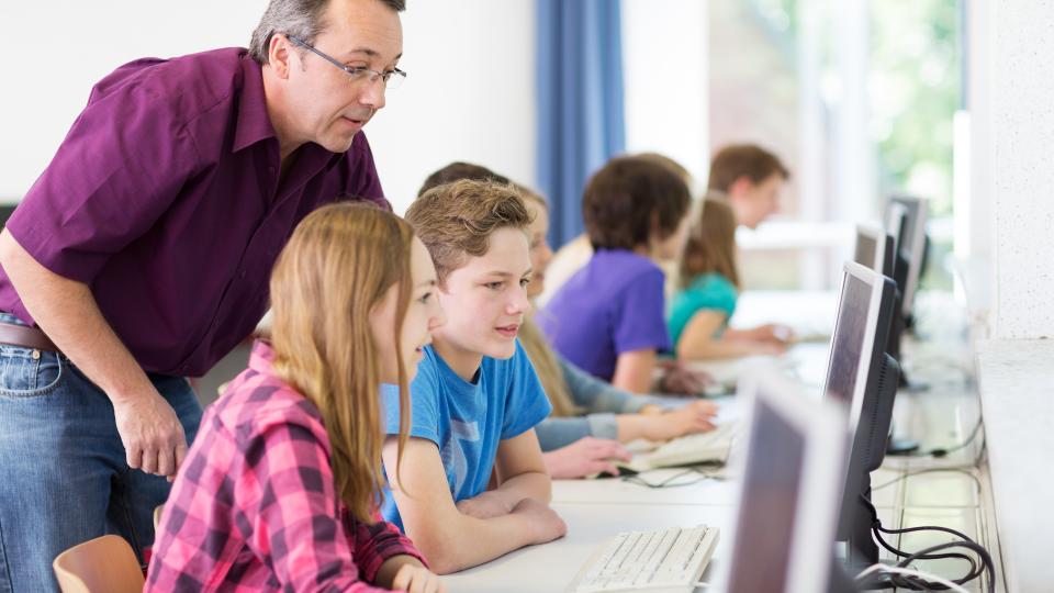 Schüler:innen am Computer