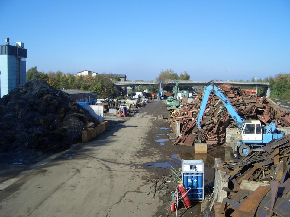 Entsorgungsfachbetrieb mit Bagger