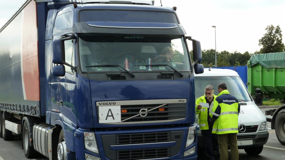 Für alle gewerbsmäßigen Abfalltransporte gilt eine Kennzeichnungspflicht mit dem „A-Schild“. Vorne und hinten am Fahrzeug zeigen die rückstrahlenden weißen Warntafeln an, dass Abfälle transportiert werden