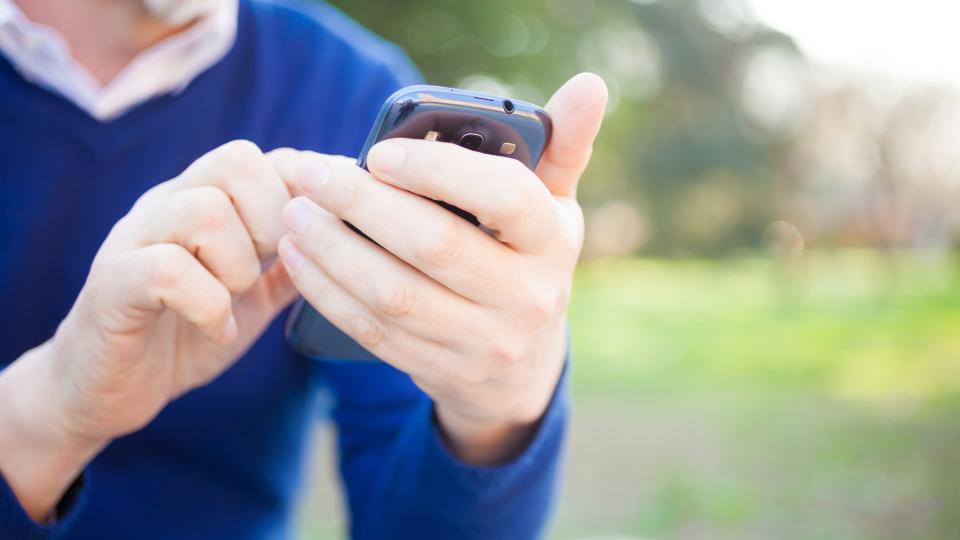 Mann mit Smartphone in der Hand