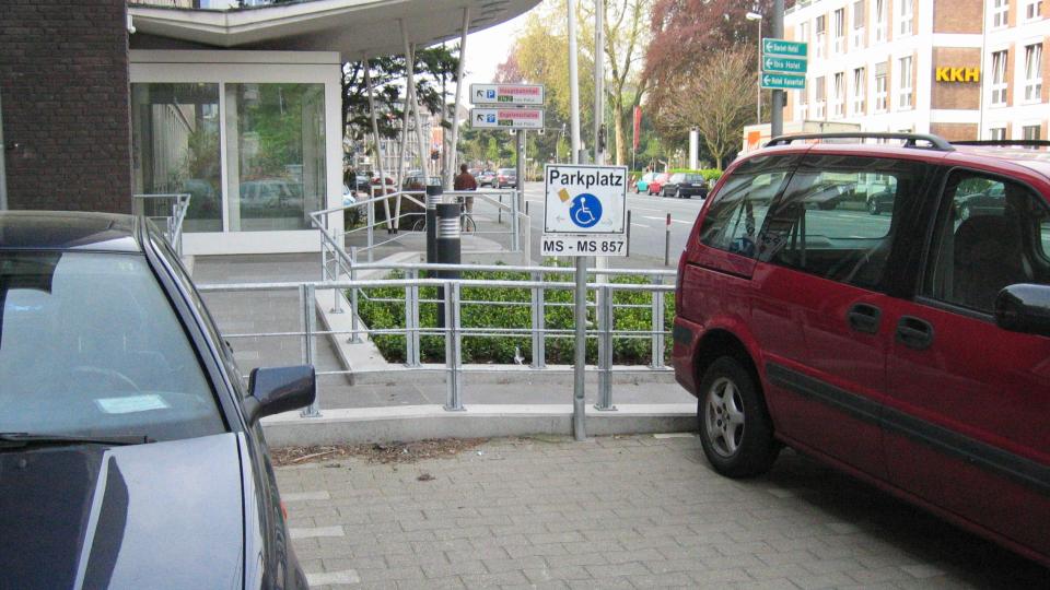 Parkplatz für Menschen mit Behinderung