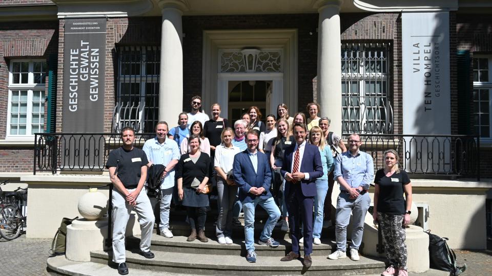 Gruppenfoto vor der Villa ten Hompel