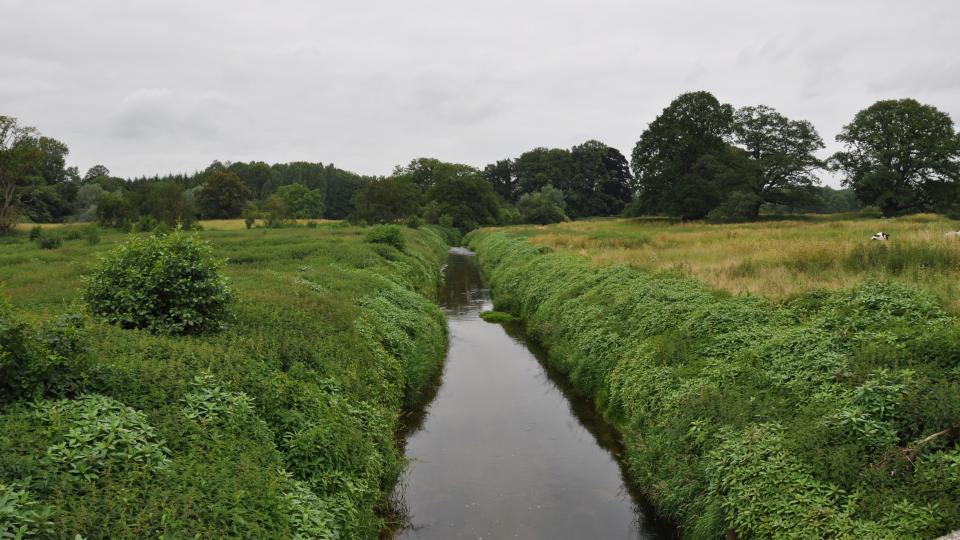 Blick auf die begradigte Bever vor der 
