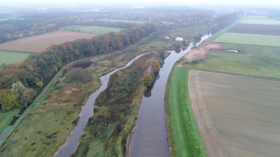 Oktober 2024 Die Entwicklung der neu geschaffenen Gewässerrinne ist zwei Jahre nach dem Umbau gut zu erkennen. 