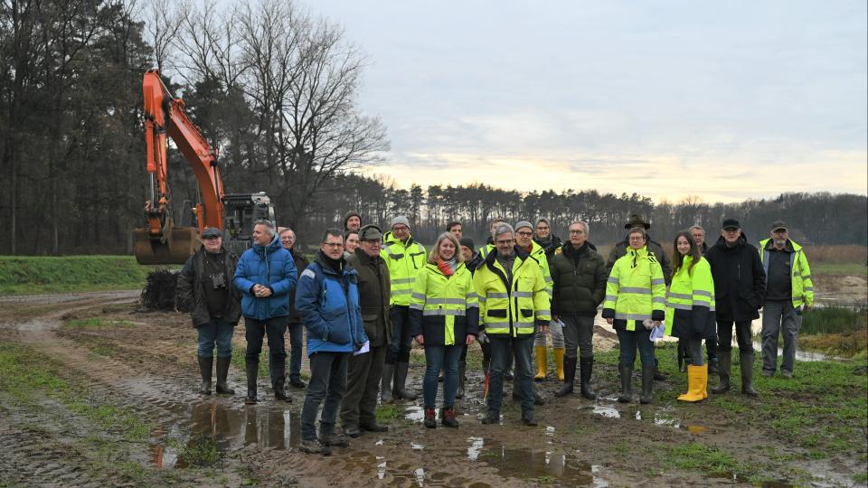 Vertreter:innen der Bezirksregierung Münster, der Städte Sassenberg und Warendorf sowie des Kreises Warendorf überzeugten sich vor Ort vom Ergebnis. 