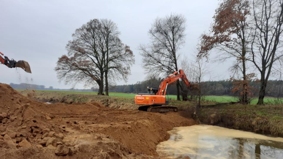 Der bisherige Verlauf der Ems wurde mit einem Zwischendamm versehen, so dass die Ems nun durch ihr neues Bett strömt. Bei Hochwasser wird der Damm überspült, damit die Ems dann auch zusätzlich durch ihr altes Bett fließt. 