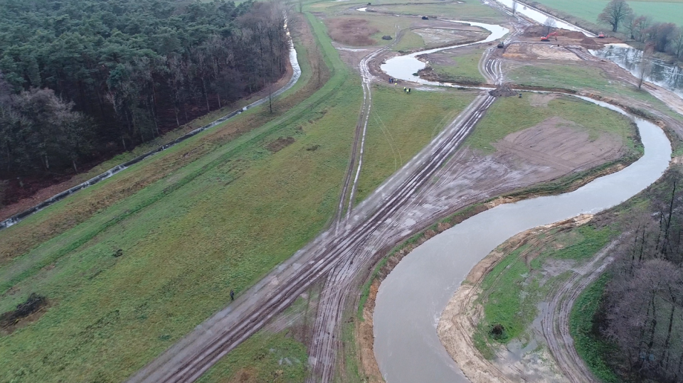 Überblick über einen Teil der Baumaßnahme. Links im Bild der südliche Talgraben, mittig der neue Emsverlauf, rechts der bisherige Geradeauslauf der Ems mit dem frisch angeschütteten Zwischendamm