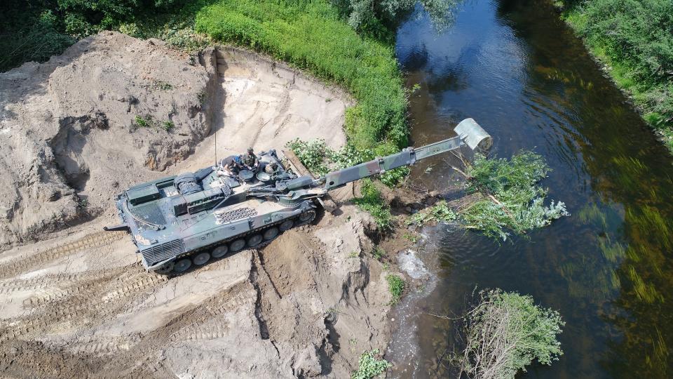 Der Pionierpanzer Dachs in Aktion beim Entsteinen des Emsufers 