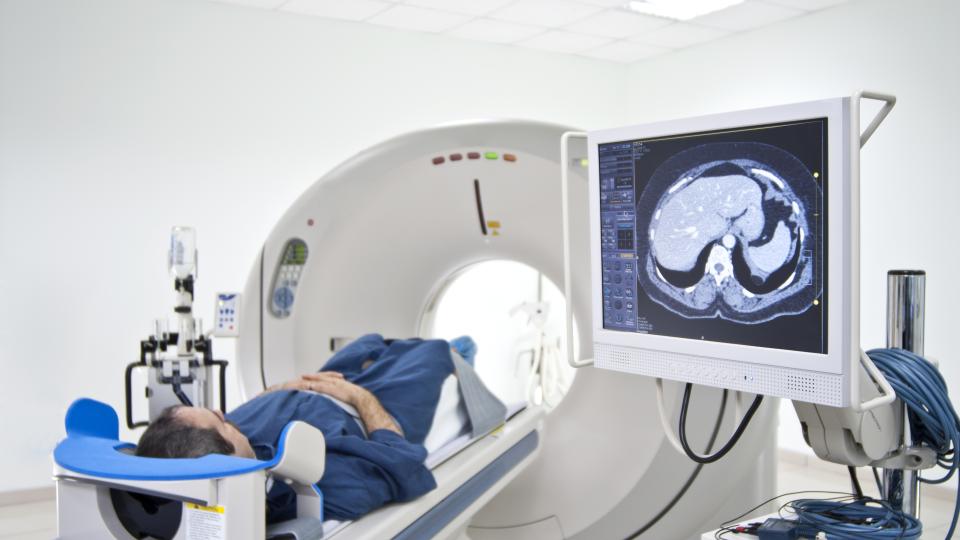 Eine Patientin wird in eine kurze Röhre für einen medizinischen Scan geschoben