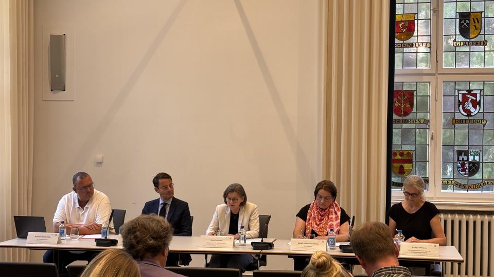 Im Rahmen einer Pressekonferenz, an der unter anderem auch Regierungspräsident Andreas Bothe (2.v.l.) teilnahm, erläuterte die Bezirksregierung Münster heute den Stand in Sachen Unterrichtsversorgung im kommenden Schuljahr, auch mit Blick auf die einvernehmlichen Abordnungen von Lehrkräften. 