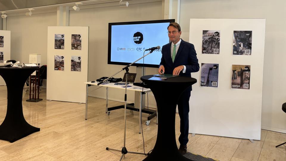 RP Andreas Bothe vor der Ausstellung am Rednerpult