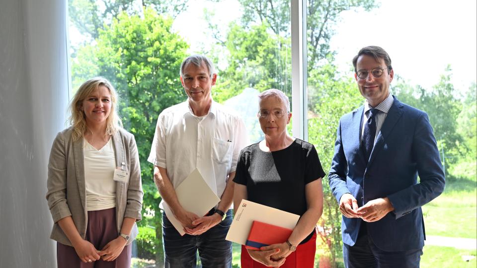 Kreis Borken: (v.l.) Dezernentin für Personalangelegenheiten der Lehrkräfte Jana Ellertmann, Stefan Heskamp, Ursula Fischer-Becker und Regierungspräsident Andreas Bothe.