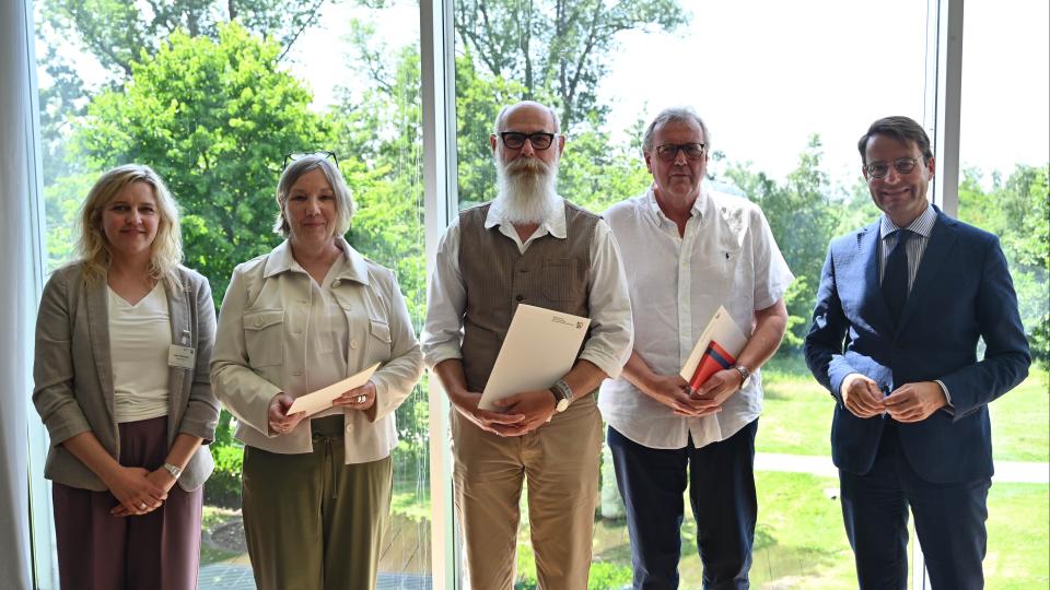 Kreis Recklinghausen: (v.l.) Dezernentin für Personalangelegenheiten der Lehrkräfte Jana Ellertmann, Christiane Müllender, Heinrich-Hermann Tophoven, Bernhard Gockeln und Regierungspräsident Andreas Bothe.