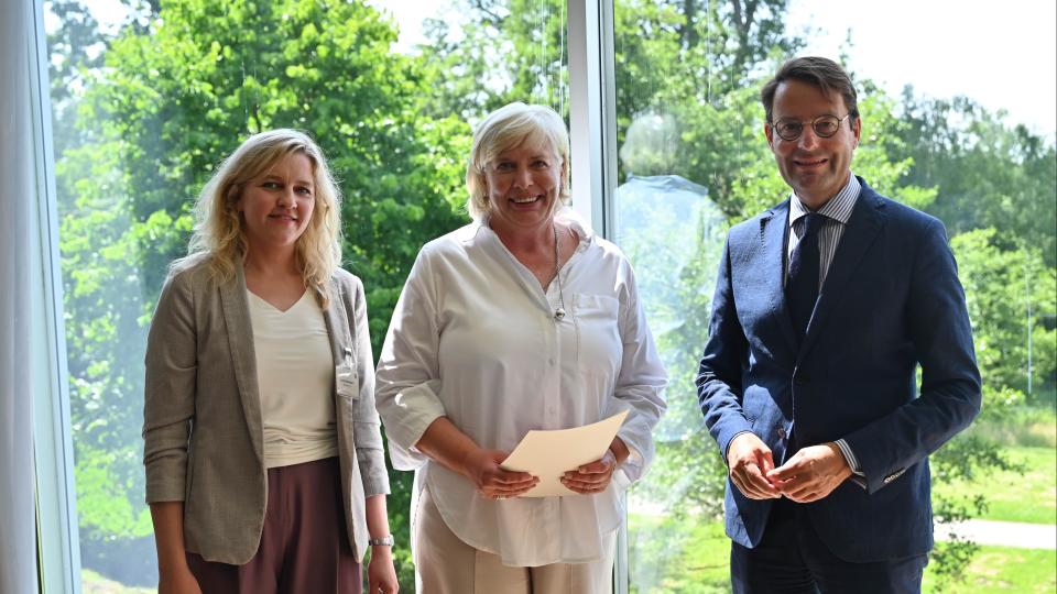 Kreis Steinfurt: (v.l.) Dezernentin für Personalangelegenheiten der Lehrkräfte Jana Ellertmann, Ulrike Berning-Jaspers und Regierungspräsident Andreas Bothe.