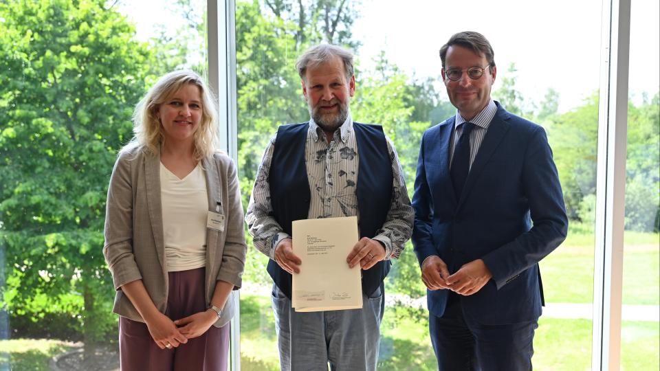 Stadt Gelsenkirchen: (v.l.) Dezernentin für Personalangelegenheiten der Lehrkräfte Jana Ellertmann, Axel Sohnius und Regierungspräsident Andreas Bothe.