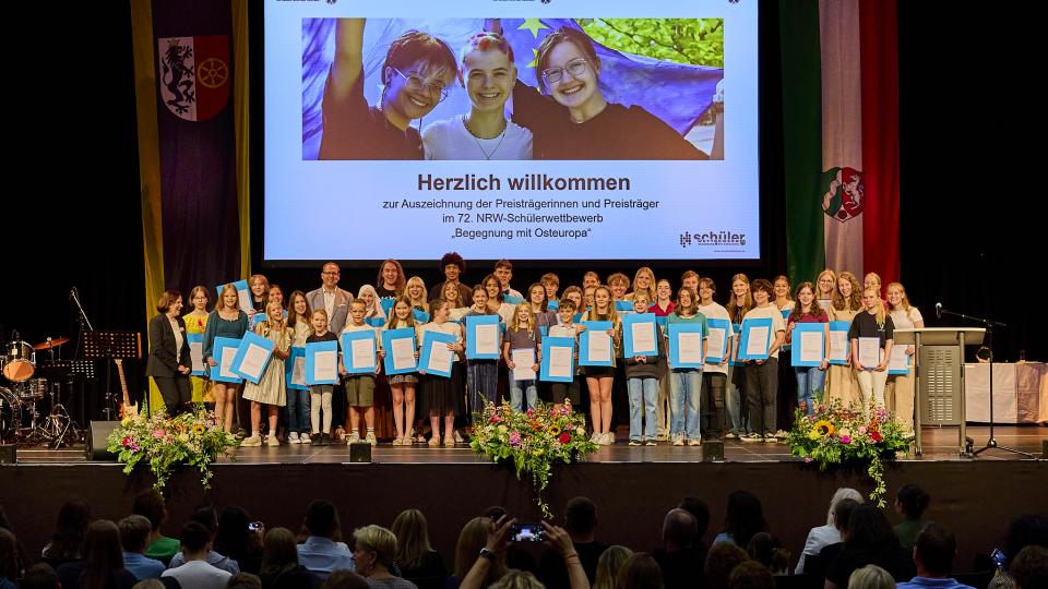 Alle Preisträger und Preisträgerinnen stehen auf der Bühne. 