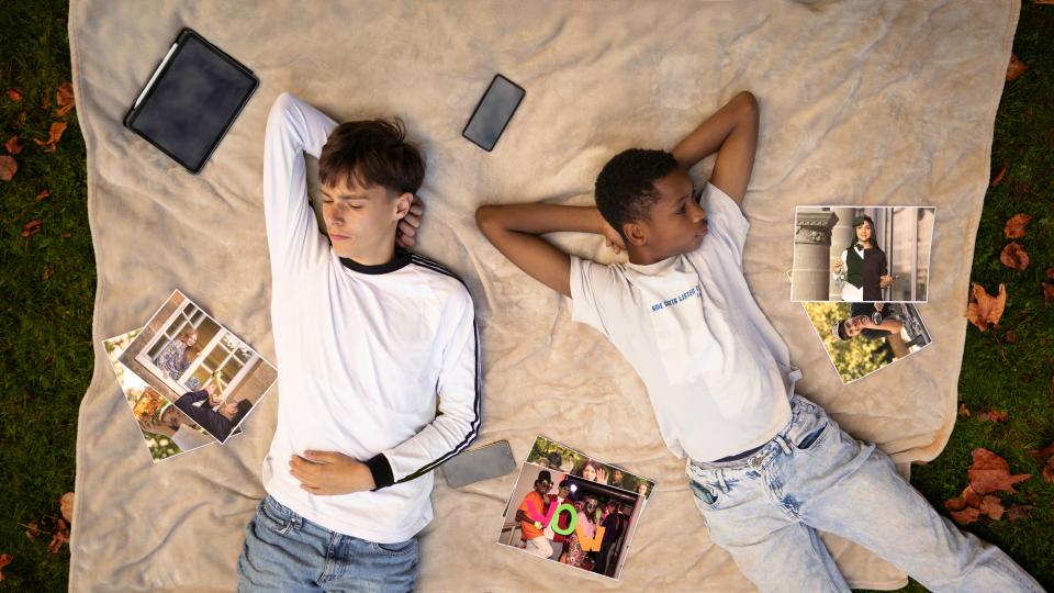 Zwei Jugendliche liegen auf einer Decke. Um sich herum sind Fotos der anderen Projekte verteilt.