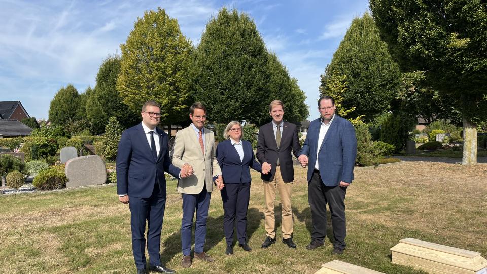 Setzen ein Zeichen für Frieden und Völkerverständigung: (v.l.) Jan Krzymowski (Vizekonsul des Generalkonsulats der Republik Polen), Regierungspräsident Andreas Bothe, Aleksandra Wojda (Ministerium für Kultur und Nationales, Warschau), Christian Schulze Pellengahr (Landrat Kreis Coesfeld), Markus Mönter (Stadtbaurat Dülmen).