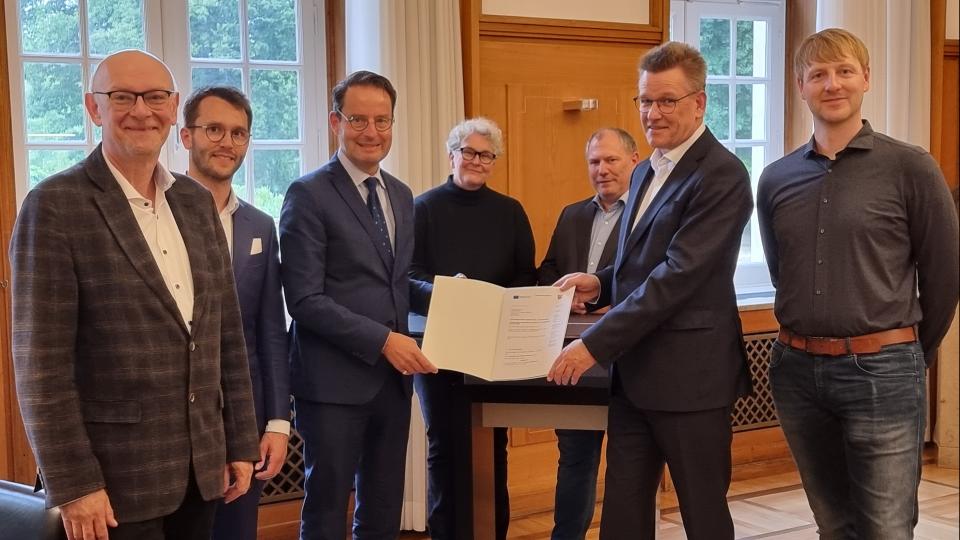 v.l. Prof. Dr. Martin Winter (Wissenschaftliche Leitung des MEET Batterieforschungszentrums), Philipp Esser (Dezernent der Bezirksregierung Münster), Regierungspräsident Andreas Bothe, Dr. Adrienne Hammerschmidt (MEET Batterieforschungszentrum), Dr. Falko Schappacher (MEET Batterieforschungszentrum), Rektor Prof. Dr. Johannes Wessels, Dr. Simon Wiemers-Meyer (MEET Batterieforschungszentrum).