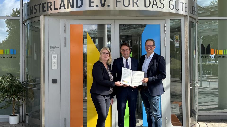  v.l. Kerstin Clev (Tourismusmarketing Münsterland e.V.), Regierungspräsident Andreas Bothe, Andreas Grotendorst (Vorstand Münsterland e.V.)