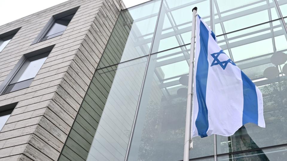 Israel Flagge am Dienstgebäude der Bezirksregierung Münster