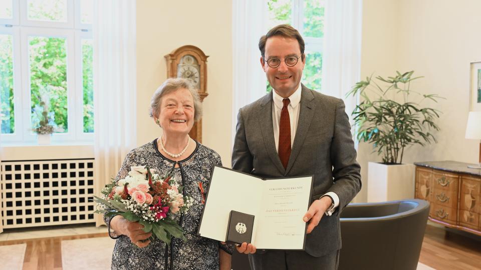 Regierungspräsident Andreas Bothe hat Siglind Willms das Verdienstkreuz am Bande überreicht.
