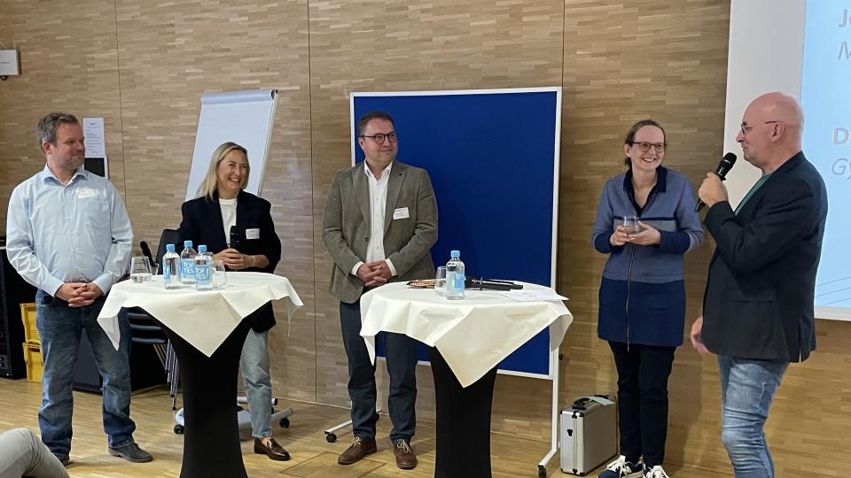 Auf der Regionaltagung (v.l.): Josef Beiske (Gymnasium Martinum, Emsdetten), Stefanie Beike (Gymnasium Martinum, Emsdetten), Dr. Philipp Hermeier (Thomas-Morus-Gymnasium, Oelde), Prof. Dr. Anne Sliwka (Universität Heidelberg), Armin Himmelrath (Moderator)
