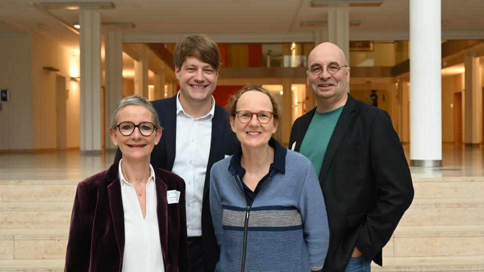 Regionaltagung der Zukunftsschulen in der Bezirksregierung Münster (v.l.) Dezernentin Anne Eyben, Fachberater Daniel Winkler (beide Bezirksregierung Münster), Prof. Dr. Anne Sliwka (Uni Heidelberg) und Journalist Amin Himmelrath.